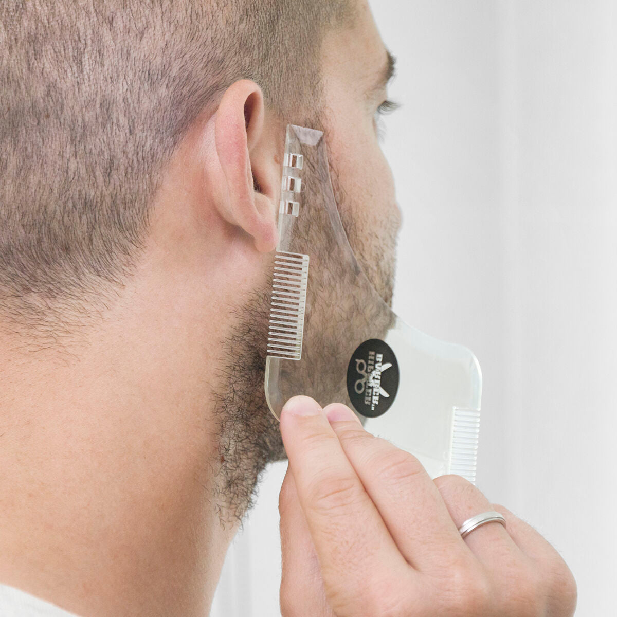 Moule pour rasage de barbe permettant de dessiner des contours précis