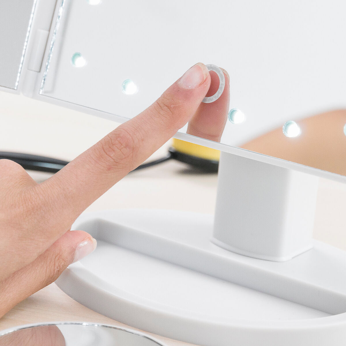 Miroir grossissant avec éclairage LED et plusieurs niveaux de grossissement pour maquillage et soin du visage.
