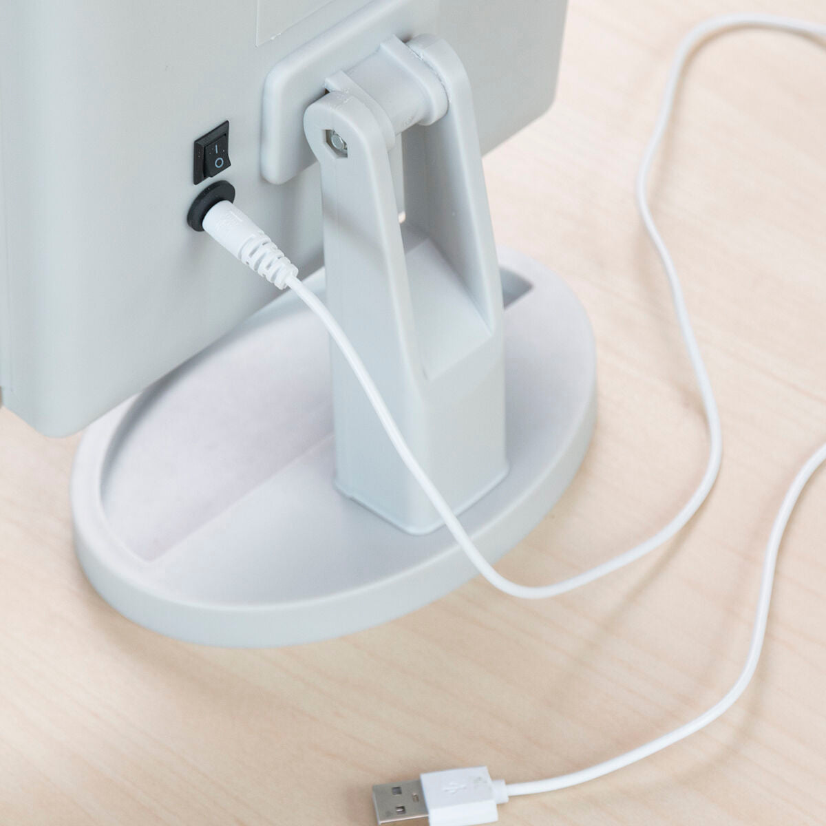 Miroir grossissant avec éclairage LED et plusieurs niveaux de grossissement pour maquillage et soin du visage.