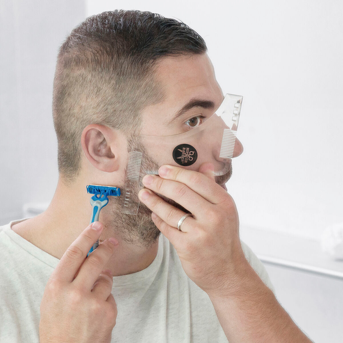 Moule pour rasage de barbe permettant de dessiner des contours précis