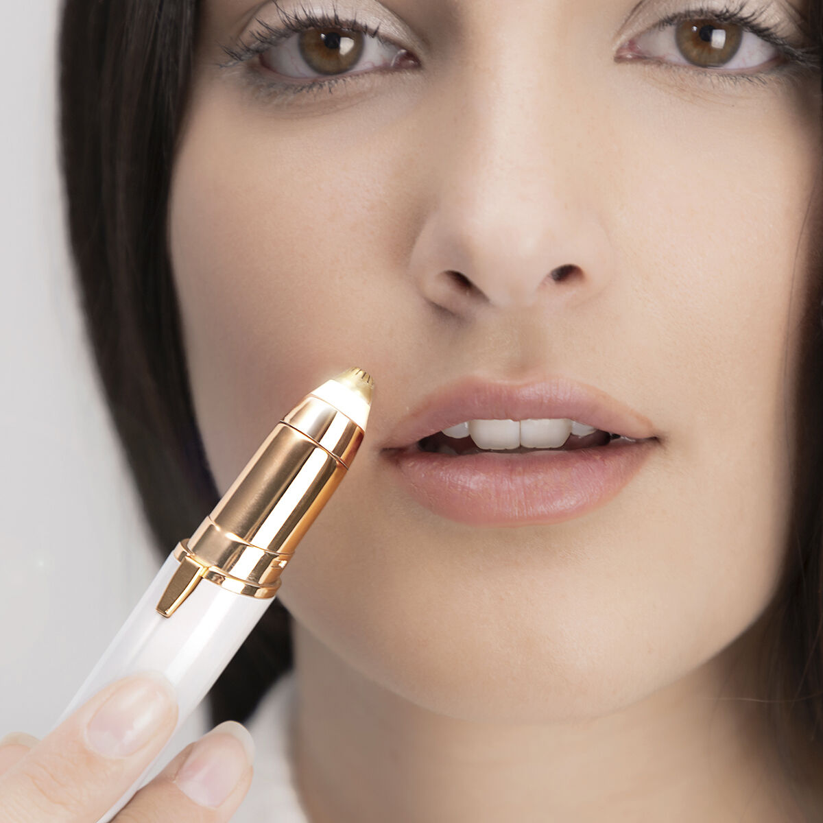 Tondeuse de précision avec LED pour l’entretien ciblé des poils du visage.