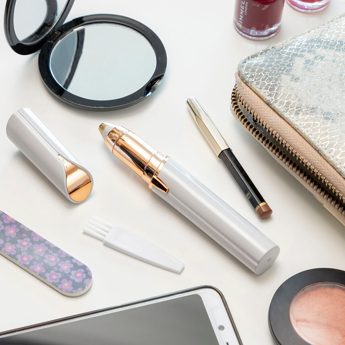 Tondeuse de précision avec LED pour l’entretien ciblé des poils du visage.