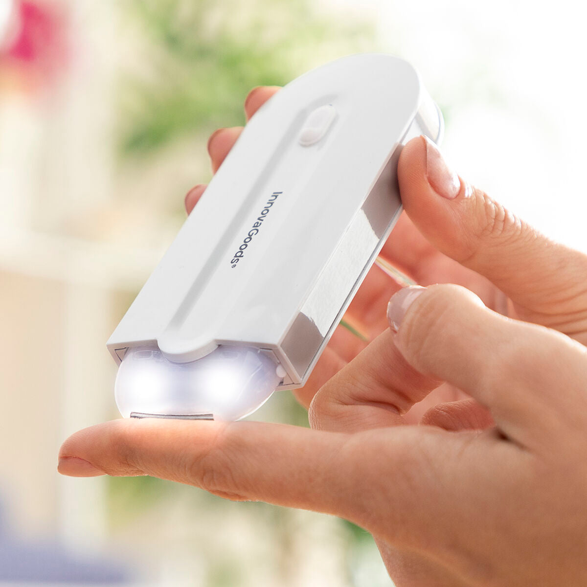Mini‑rasoir rechargeable avec voyant LED pour un rasage précis des zones ciblées.
