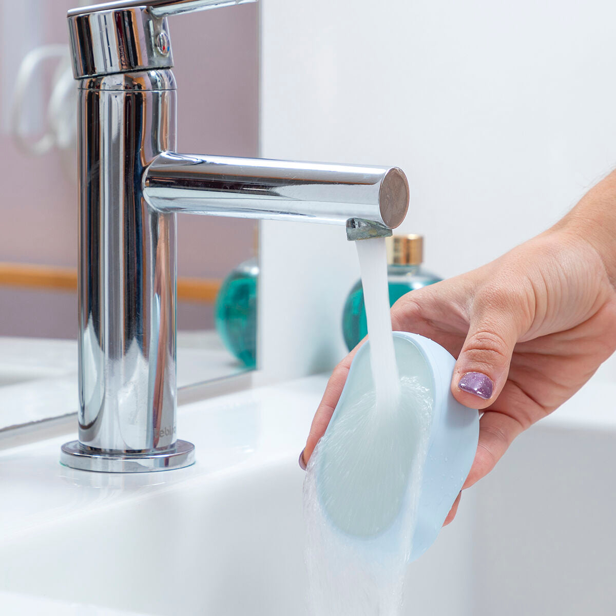 Épilateur exfoliant par frottement avec nanocristaux pour peau douce et lisse