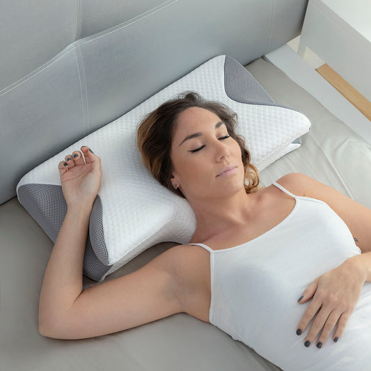  – image du produit Harmonialife. emme dormant sur le dos avec un oreiller ergonomique viscoélastique pour soutenir la tête et aligner la nuque
