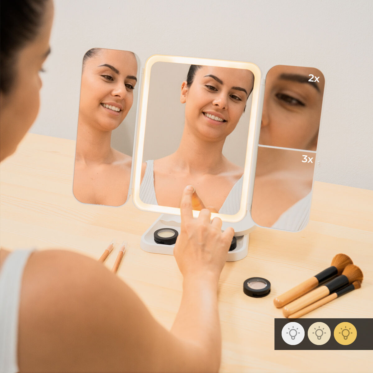 Miroir de maquillage triptique avec éclairage LED intégré et volets ajustables.