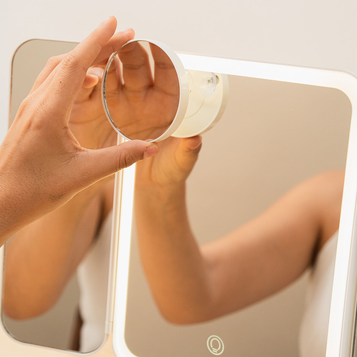 Miroir de maquillage triptique avec éclairage LED intégré et volets ajustables.