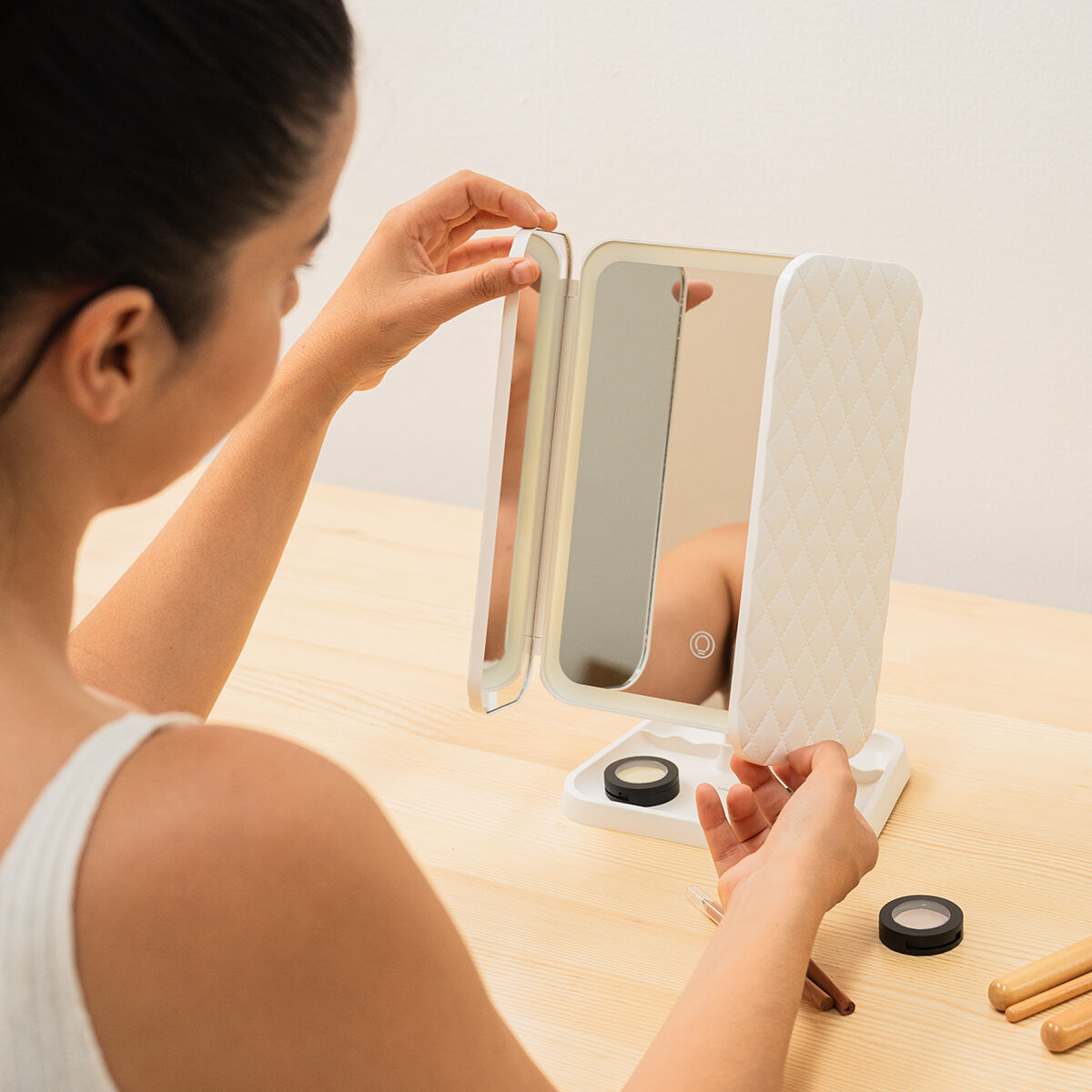 Miroir de maquillage triptique avec éclairage LED intégré et volets ajustables.